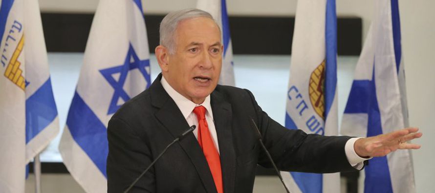 Netanyahu es enjuiciado por cargos de fraude, violación de confianza y aceptación de...