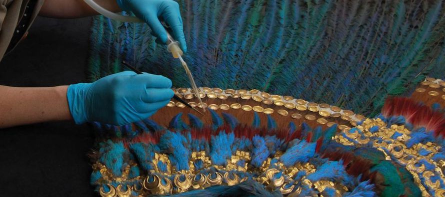 El tocado de plumas de quetzal, oro, plata y bronce es uno de los tesoros más preciados que...