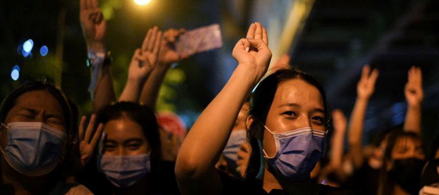 Las crecientes manifestaciones se han dirigido contra el rey Maha Vajiralongkorn, así como...