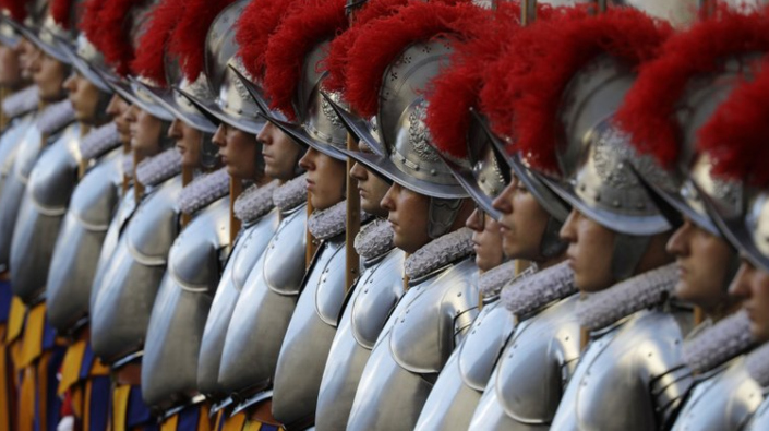 La Guardia Suiza, el cuerpo militar activo más antiguo del mundo, realiza tareas...