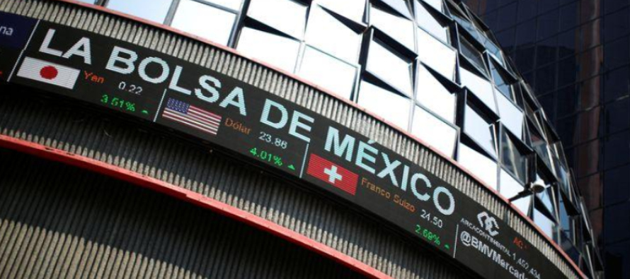 El peso mexicano cotizaba al cierre en 21,1030 por dólar en precio final del Banco Central,...
