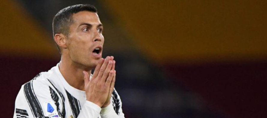 Ronaldo, de 35 años, dio positivo por COVID-19 el martes mientras estaba con su...