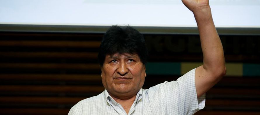 En Bolivia, el candidato de centro y expresidente Carlos Mesa reconoció el lunes su derrota...