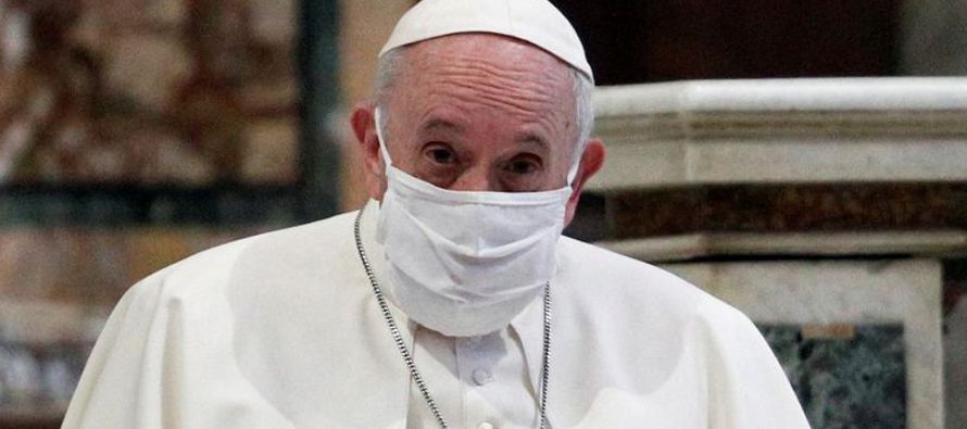 El Santo Padre usó una mascarilla blanca durante el servicio en la Basílica de Santa...