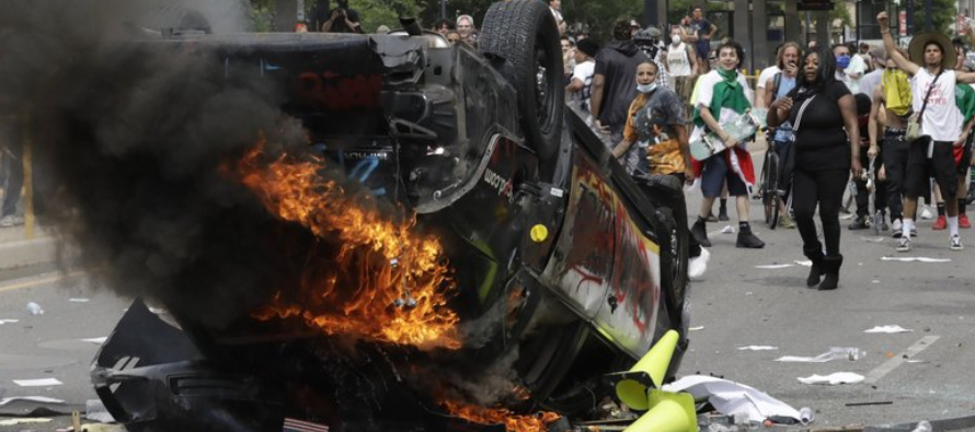 Los manifestantes quemaron autos de la policía. Algunos policías sufrieron lesiones o...