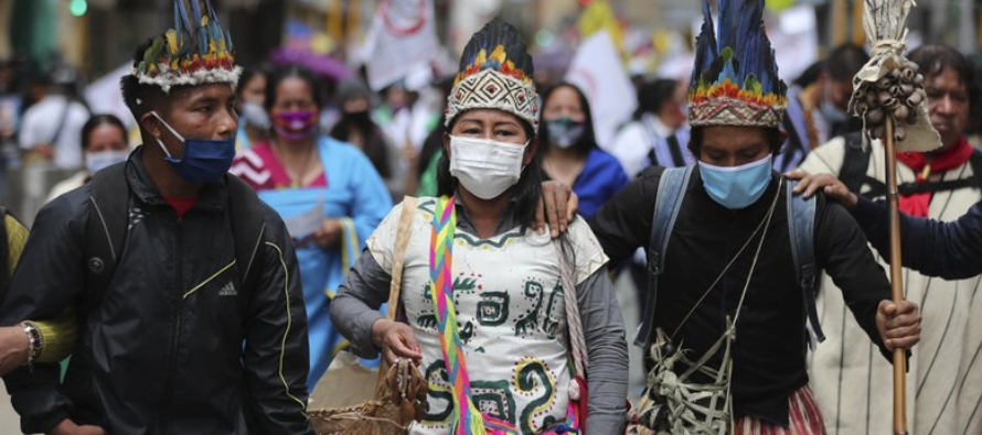 Manifestantes indígenas participaron en la protesta del miércoles, sumándose...
