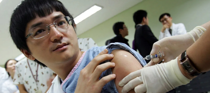 Las autoridades informaron que 8,36 millones de personas recibieron la vacuna gratuita contra la...