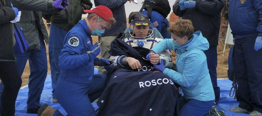 Una cápsula Soyuz MS-16 con el astronauta de la NASA Chris Cassidy y Anatoly Ivanishin e...