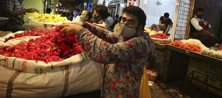 India reportó 53.370 nuevos casos de coronavirus en las últimas 24 horas, elevando el...