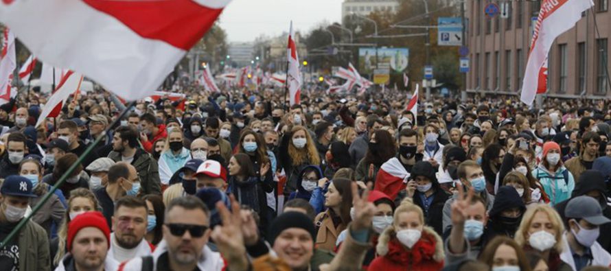 Más de 200,000 personas tomaron parte en la mayor manifestación en Minsk desde...