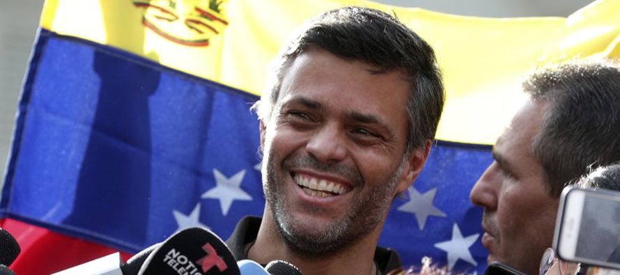El gobierno de Venezuela emitió un comunicado el domingo criticando a España por...