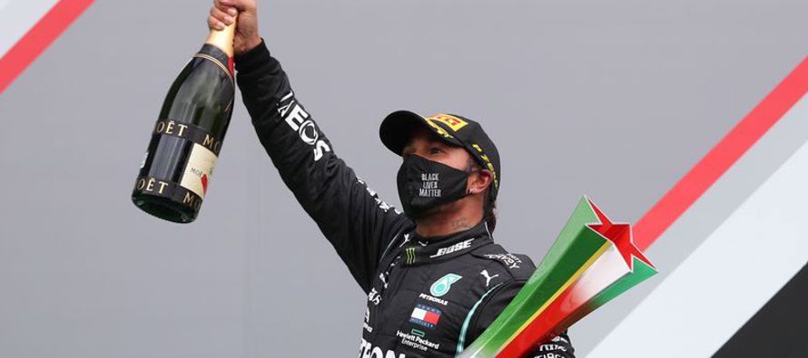El piloto de Mercedes, que obtuvo la bandera a cuadros 25,592 segundos antes que su...