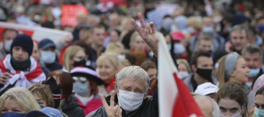 Estudiantes de algunas universidades se rehusaron a acudir a clases y marcharon en Minsk a manera...