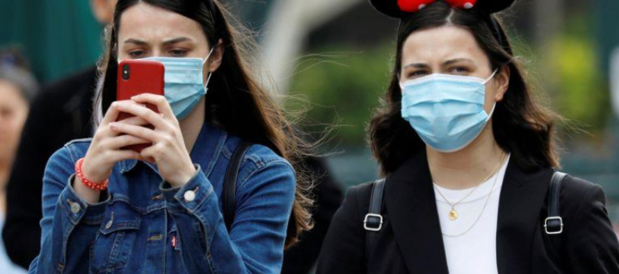 Disneyland París cerró en marzo, cuando el virus estaba desenfrenado en Europa, y...