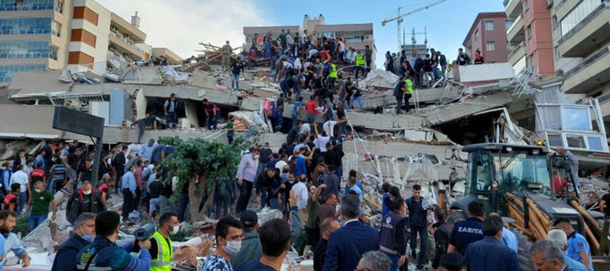 Al menos 12 personas murieron en Izmir, la tercera ciudad mayor en Turquía, incluyendo una...