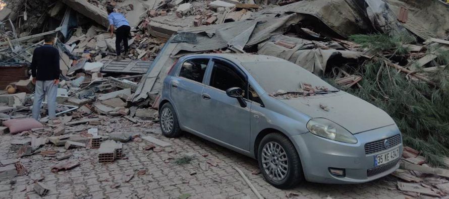 El terremoto registrado a primera hora de la tarde del viernes derribó edificios en Izmir,...