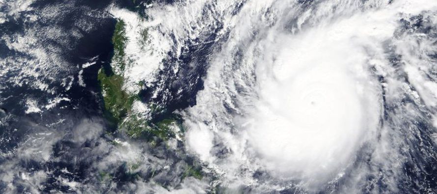 Un supertifón azotó el domingo el este de Filipinas con fuertes vientos y alrededor...