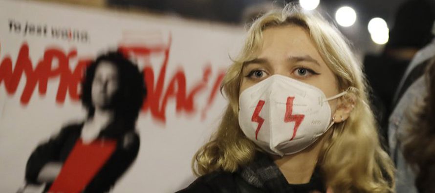  La policía en Varsovia detuvo el viernes a 37 personas durante una protesta contra el...