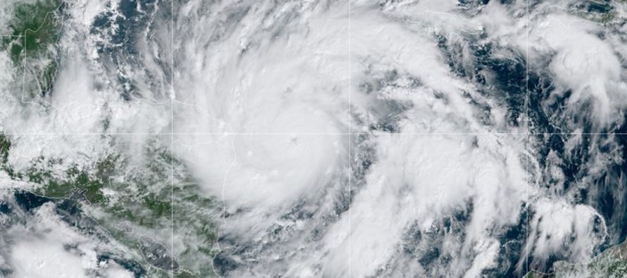 El centro de huracanes dijo que era posible que el sistema ganara fuerza con rapidez y los...