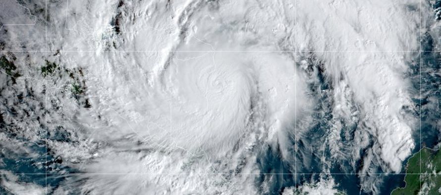El huracán tenía vientos sostenidos de 230 kilómetros por hora y el Centro...