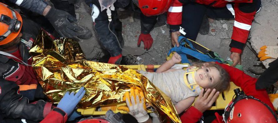 La pequeña, envuelta en una manta térmica, fue trasladada hasta una ambulancia en una...
