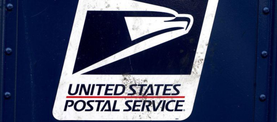 El juez de distrito de Estados Unidos Emmet Sullivan ordenó a los funcionarios postales que...
