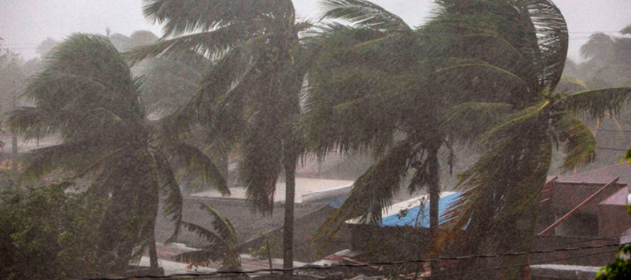 La tormenta castigaba la costa nicaragüense con fuertes vientos y lluvias desde la medianoche,...