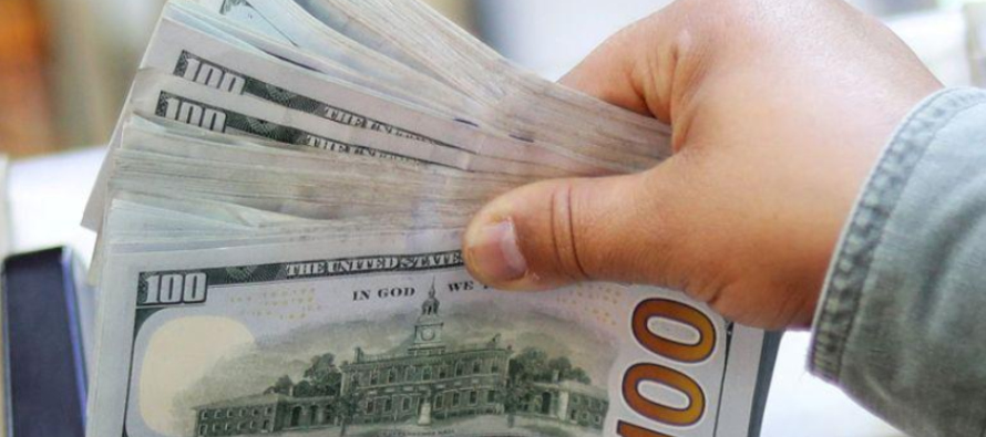 El peso mexicano cotizaba al cierre en 21,2500 por dólar, con una ganancia del 0,58% frente...