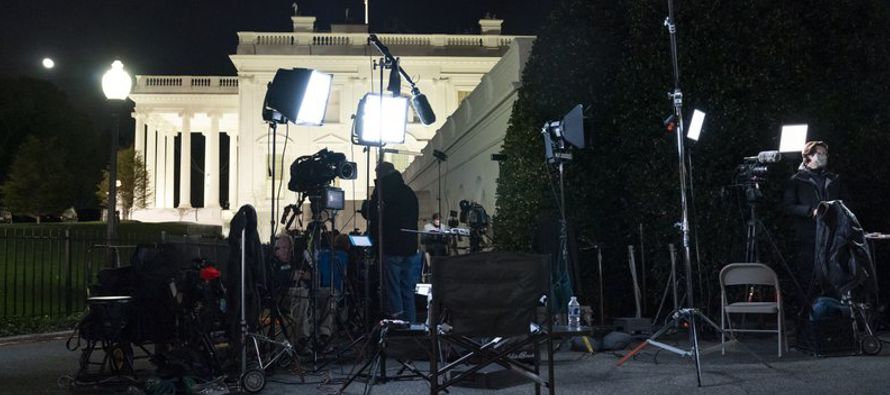 Con reporteros y simpatizantes congregados en la Casa Blanca a las 02:20, el presidente...