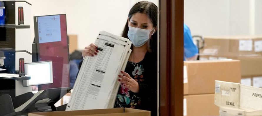 Las autoridades electorales en Arizona afirman que el uso de un Sharpie no afecta el registro de...