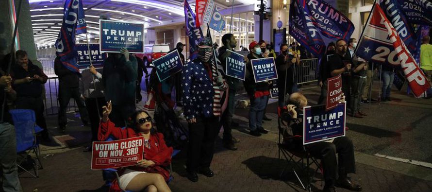 Simpatizantes de Trump se han reunido en centros de tabulación de votos en Phoenix, Detroit...