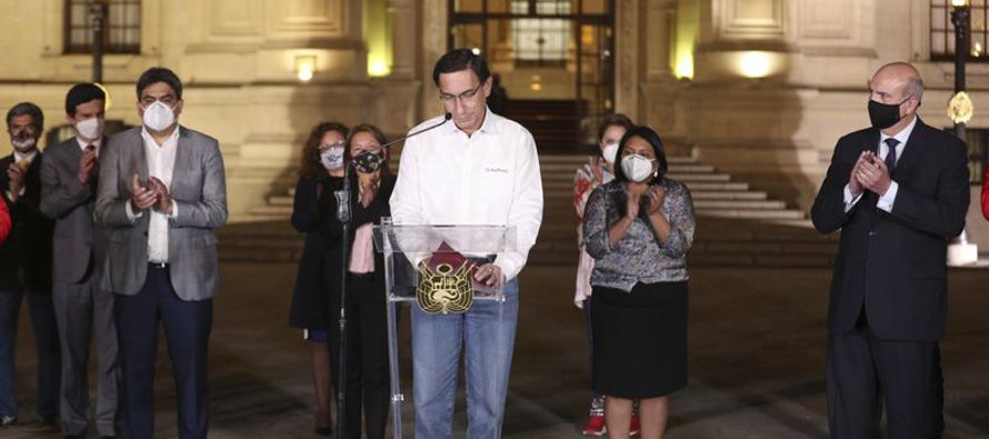 La decisión de los legisladores provocó algunas protestas de apoyo a Vizcarra, un...
