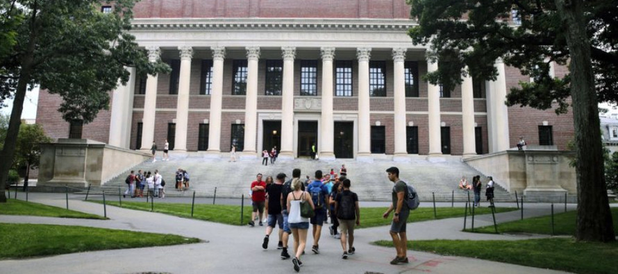 Los jueves ratificaron un fallo previo que absolvía a Harvard de discriminación en el...