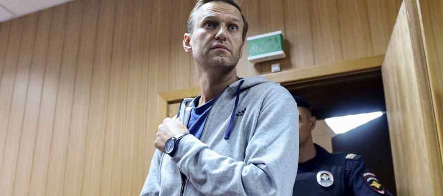 Rusia afirma que Navalni, atendido después de sentirse mal en un avión, no...