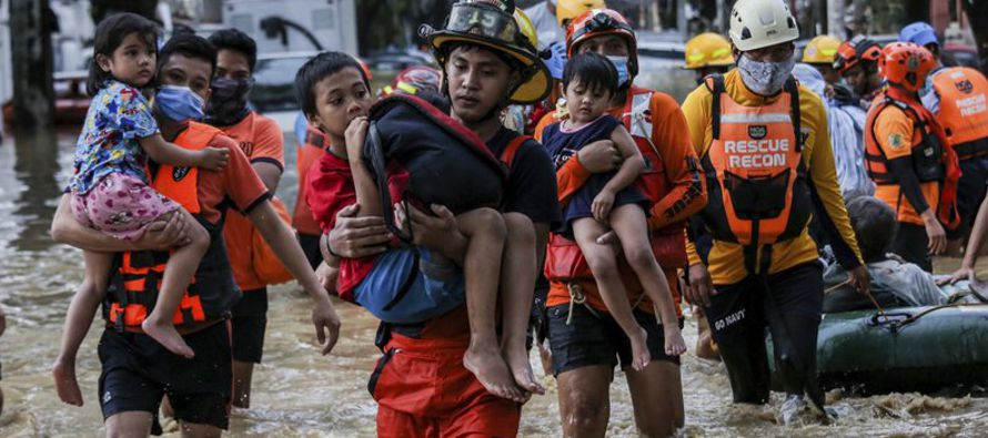 Miles de personas han sido rescatadas, aunque las anegaciones ya han descendido en la...