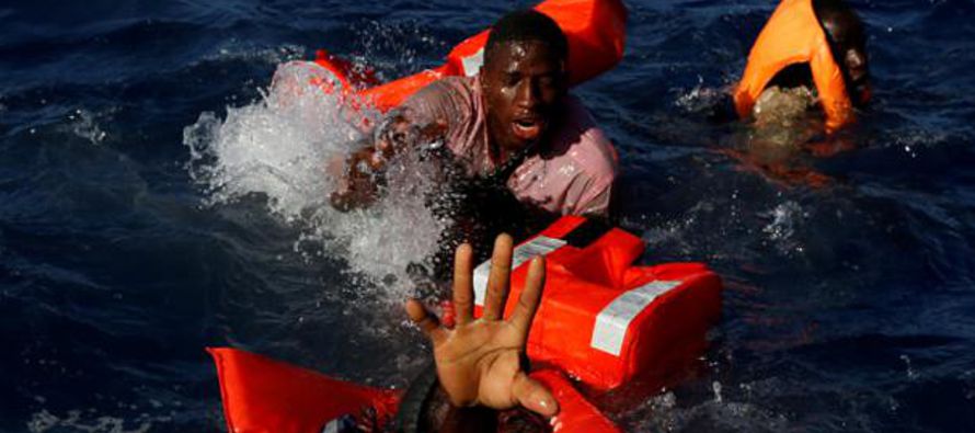 La embarcación de madera llevaba a 23 migrantes a bordo y había partido desde Sorman,...