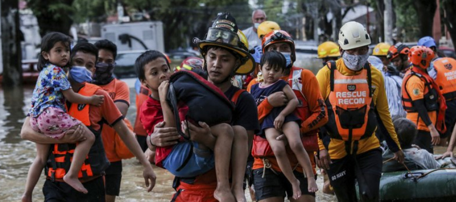 La Policía Nacional de Filipinas dijo que más de 100,000 personas fueron rescatadas,...
