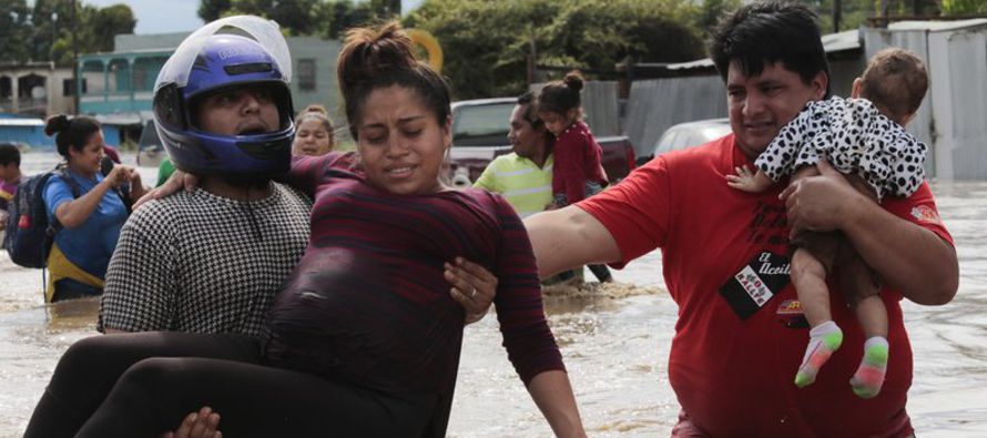 Había evacuaciones en marcha en zonas bajas de Nicaragua y Honduras cerca de la frontera...