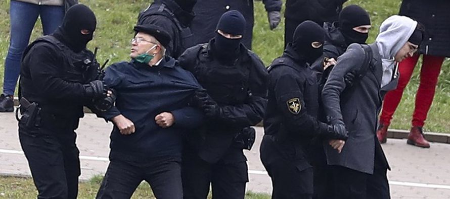 En la capital Minsk, la policía esgrimió porras y utilizó gases...