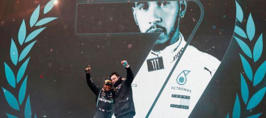 Hamilton superó a su único rival por el título y compañero de equipo en...