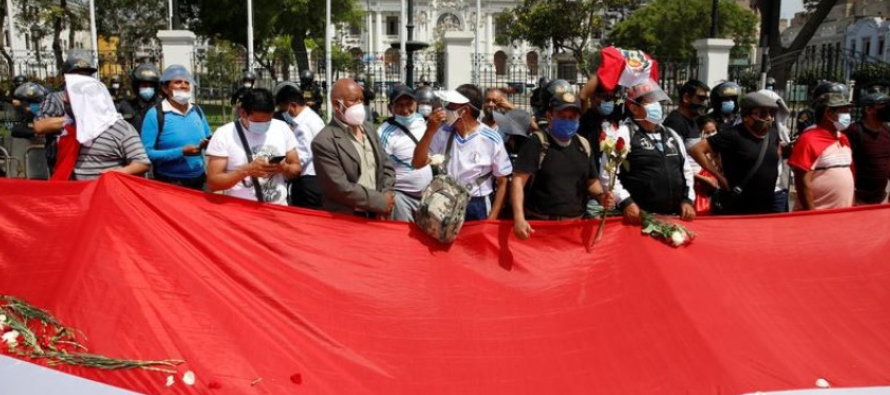 El político se convierte en el cuarto presidente de Perú en menos de tres...