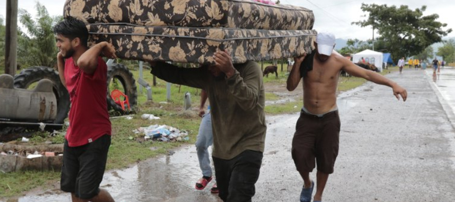 En Bilwi, Nicaragua, donde viven unas 60,000 personas, la gente esperaba con angustia el impacto...