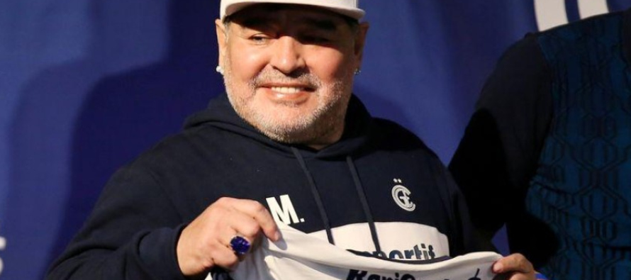 Maradona, que realizó la comunicación a través de los asistentes que dirigen...