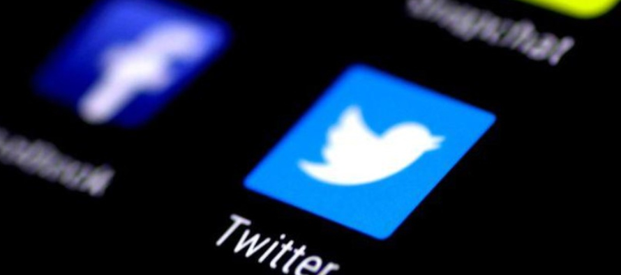 Twitter y otras importantes empresas de redes sociales están bajo presión para...