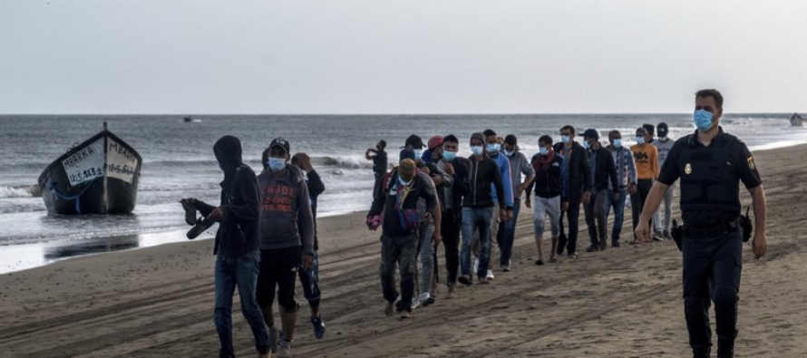 Las autoridades municipales dijeron que 79 de los migrantes actualmente en el muelle han dado...