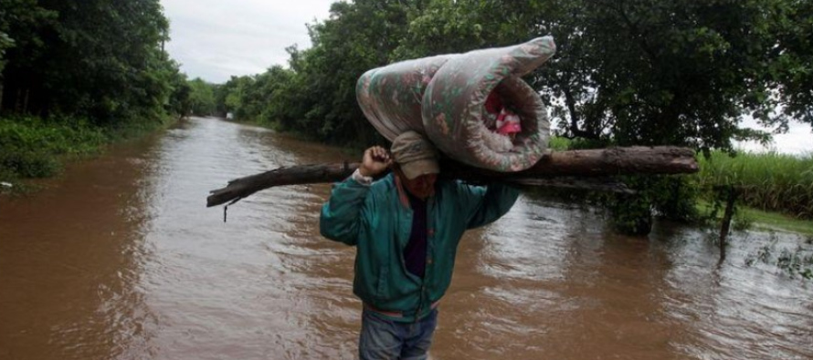 Las autoridades de El Salvador han reportado hasta ahora una muerte relacionada con la tormenta y...