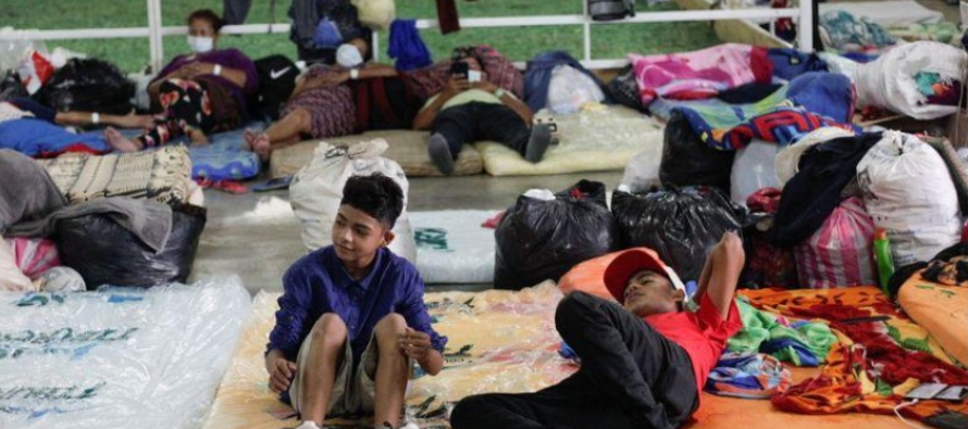 Un testigo de Reuters en un refugio vio a grandes grupos de personas de todas las edades acostadas...