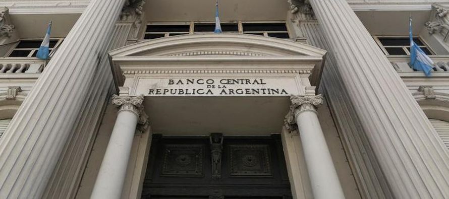 Argentina va camino de una contracción económica del 12% este año, en parte...