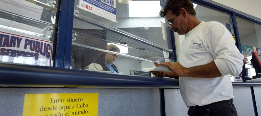 Western Union anunció el cierre de sus operaciones en Cuba a partir de este lunes debido a...