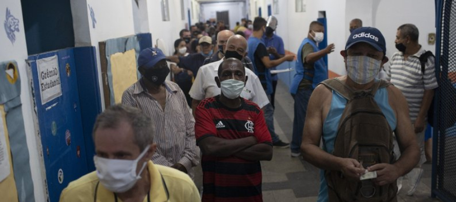 Manaus, capital del estado de Amazonas, fue azotada con tanta fuerza al principio de la pandemia...